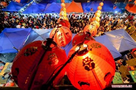 Châu Á tưng bừng đón năm Quý Tỵ - 10 Rất đông người dân Malaysia cũng ra đường đón giao thừa