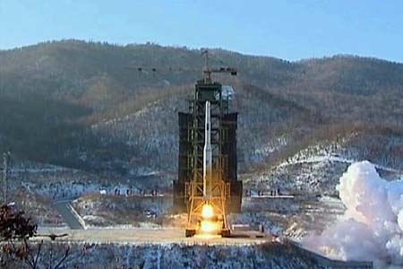 Triều Tiên bị nghi đang chuẩn bị thử tên lửa - 1 Triều Tiên từng khiến thế giới bất ngờ khi phóng vệ tinh hồi năm ngoái