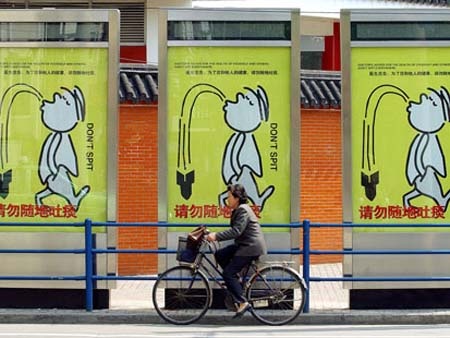 Nhà giàu Trung Quốc bỏ “núi” tiền đi học… phép lịch sự - 1 Trung Quốc từng phải mở chiến dịch tuyên truyền không khạc nhổ bừa bãi