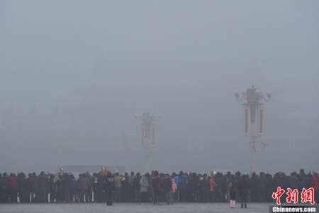 Trung Quốc: Hàng trăm chuyến bay bị hủy vì khói bụi dày đặc - 1 Khói bụi ô nhiễm ngày 29/1 che mờ quảng trường Thiên An Môn