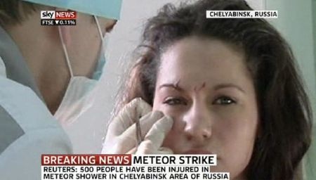 Một nhà xưởng bị mảnh thiên thạch làm sập mái