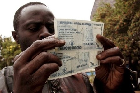 Ngân sách của Zimbabwe chỉ còn hơn 200 USD - 1 100 tỷ đô la Zimbabwe từng không đủ mua 1 ổ bánh mỳ