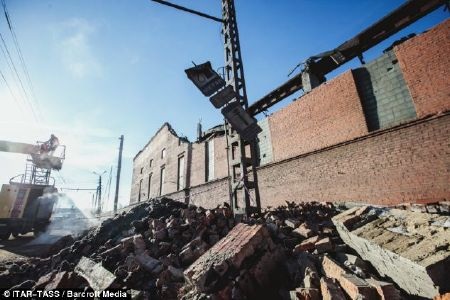 Một nhà xưởng bị mảnh thiên thạch làm sập mái