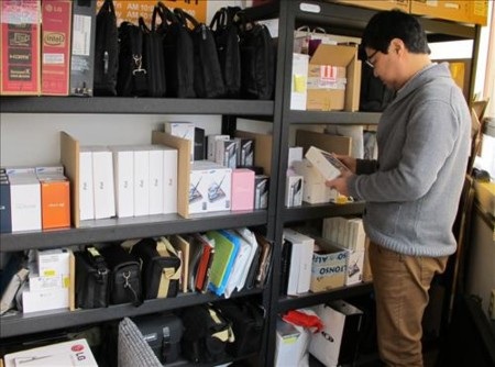 Kinh tế khó khăn, giới trẻ Hàn Quốc đổ xô cầm đồ hàng công nghệ - 1 Các tiệm cầm đồ như của Kim Moo-hyun đang làm ăn phát đạt