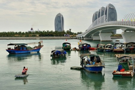 Đằng sau vẻ xa hoa của khu đảo là những xóm chài nghèo