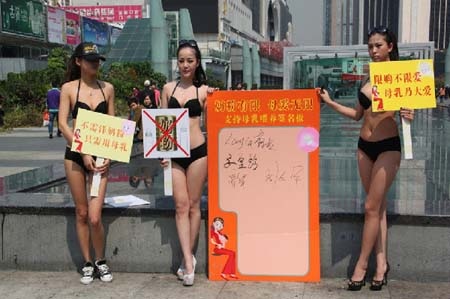 3 cô gái kêu gọi mọi người nói không với sữa bột