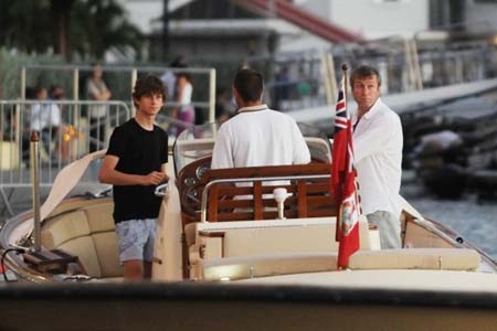 Tỷ phú Abramovich (phải) và con trai