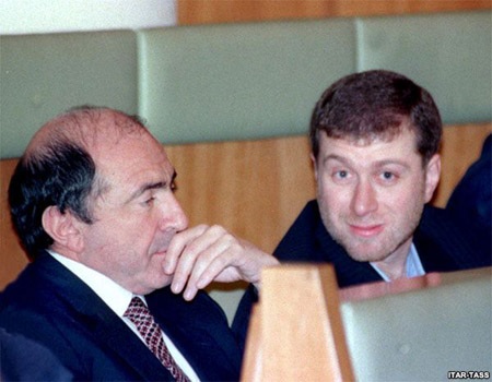 Berezovsky - từ “bố già” điện Kremlin đến cái chết trên thòng lọng - 2 Berezovsky và tỷ phú Abramovich trong cuộc họp hạ viện Nga tháng 12/1999