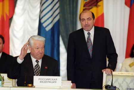 Berezovsky - từ “bố già” điện Kremlin đến cái chết trên thòng lọng - 3 Berezovsky bên cạnh cựu Tổng thống Nga Yeltsin ngày 28/4/1998