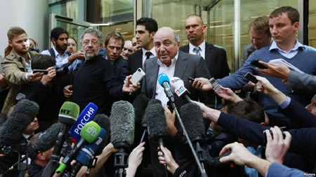 Berezovsky - từ “bố già” điện Kremlin đến cái chết trên thòng lọng - 4 Báo giới vây quanh Berezovsky sau khi bị xử thua trong vụ kiện Abramovich