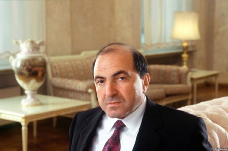 Berezovsky - từ “bố già” điện Kremlin đến cái chết trên thòng lọng - 1 Berezovsky khi còn là thành viên Hội đồng an ninh Nga tháng 7/1997