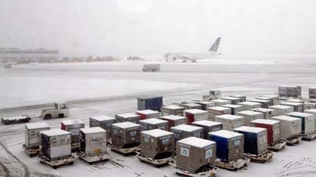 Hàng nghìn chuyến bay bị hủy vì bão tuyết