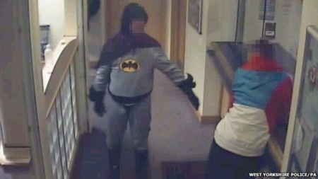 Hình ảnh “người dơi” và tên tội phạm tại đồn cảnh sát