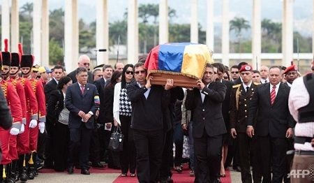 Dân Venezuela đổ ra đường đưa thi hài ông Chavez tới bảo tàng - 4 Rất đông người dân Venezuela đổ ra đường tham dự buổi lễ