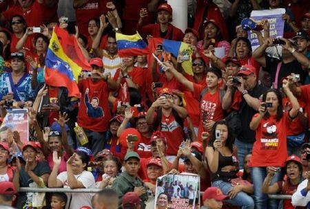 Dân Venezuela đổ ra đường đưa thi hài ông Chavez tới bảo tàng - 10 Nhiều người không kìm nén được sự tiếc thương