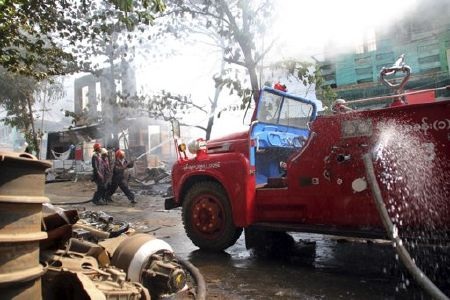 Lính cứu hỏa làm việc không kịp nghỉ ngơi để nỗ lực dập tắt các đám cháy