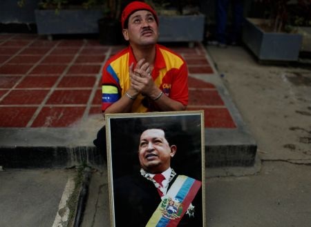 Dân Venezuela đổ ra đường đưa thi hài ông Chavez tới bảo tàng - 12 Nhiều người không kìm nén được sự tiếc thương