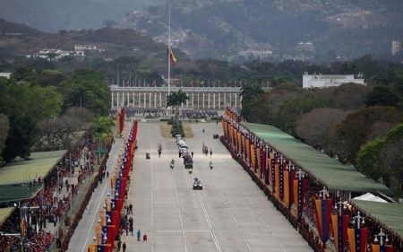 Dân Venezuela đổ ra đường đưa thi hài ông Chavez tới bảo tàng - 1 Linh cữu của ông Chavez được rước tới bảo tàng
