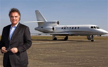 Máy bay của triệu phú Pháp bị phát hiện chở 700kg cocaine - 2 Alain Afflelou và chiếc máy bay Falcon 50