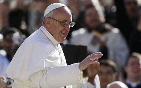 Giáo hoàng đích thân gọi điện cảm ơn người bán báo - 1 Giáo hoàng Francis luôn gần gũi với mọi người