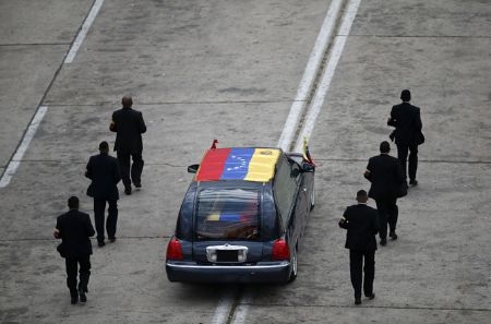 Dân Venezuela đổ ra đường đưa thi hài ông Chavez tới bảo tàng - 6 Rất đông người dân Venezuela đổ ra đường tham dự buổi lễ