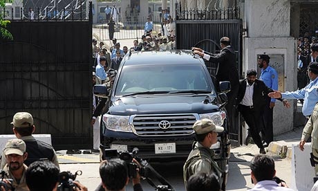 Cựu Tổng thống Pakistan bỏ chạy khỏi tòa trước lệnh bắt giữ - 1 Vệ sỹ đưa ông Musharraf vội vã bỏ chạy khỏi tòa
