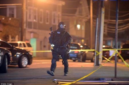 Không chỉ cảnh sát thông thường mà có bóng dáng của cả lực lượng đặc nhiệm