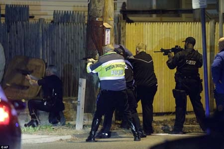 Không chỉ cảnh sát thông thường mà có bóng dáng của cả lực lượng đặc nhiệm