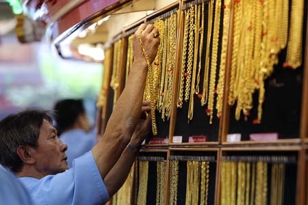 Giá vàng tuần tới vẫn rất khó lường - 1 Người châu Á đang tích cực mua vàng vật chất khi giá giảm