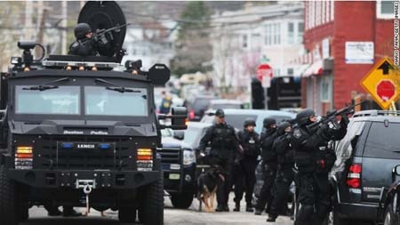 Đặc nhiệm SWAT bao vây tòa nhà nghi có nghi phạm số 2 ẩn náu