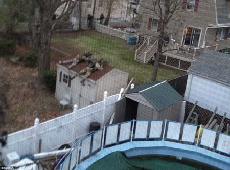 2 nghi phạm đánh bom ở Boston là anh em gốc Chechnya - 3 Nghi phạm đang bị bao vây và được cho là có đeo bom ở ngực