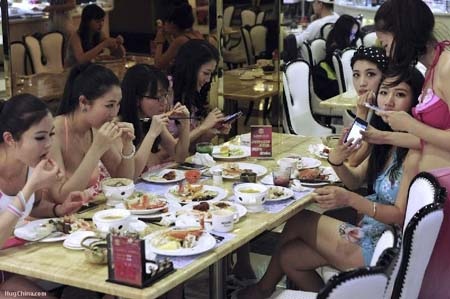 Nhà hàng hải sản toàn tiếp viên mặc bikini bị “ném đá” - 4 Nhiều nữ thực khách cũng hưởng ứng mặc bikini khi vào quán