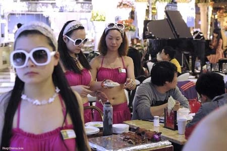Nhà hàng hải sản toàn tiếp viên mặc bikini bị “ném đá” - 2 Nhiều nữ thực khách cũng hưởng ứng mặc bikini khi vào quán