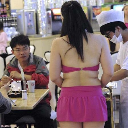 Nhà hàng hải sản toàn tiếp viên mặc bikini bị “ném đá” - 1 Một nhân viên phục vụ trong trang phục bikini