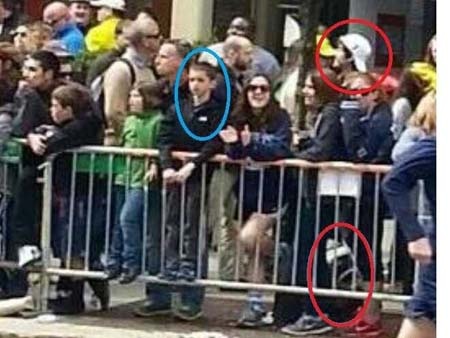 Thêm ảnh rõ nét về nghi phạm vụ đánh bom Boston - 3 Nghi phạm đội mũ trắng đứng sau Martin Richard (vòng tròn xanh)