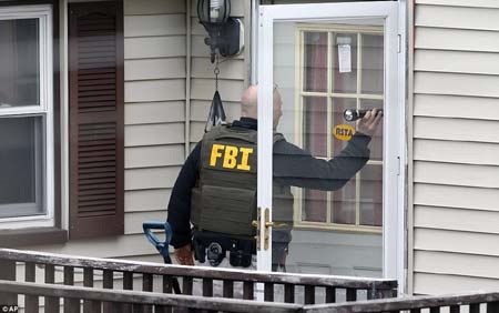 Đặc vụ FBI gõ cửa từng nhà yêu cầu di tản