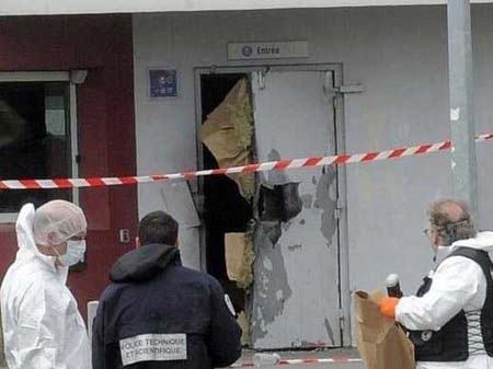 Pháp: Dùng thuốc nổ phá cửa vượt ngục như phim - 1 Một cánh cửa trại giam bị thổi tung