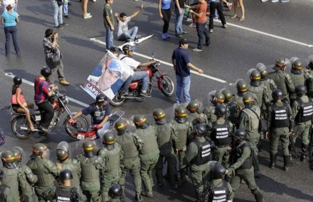 Ông Maduro được xác nhận là Tổng thống mới của Venezuela - 2 Cảnh sát chống bạo động giải tán người biểu tình
