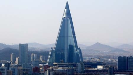 Nhà đầu tư khách sạn cao nhất Triều Tiên "tháo chạy" - 1 Ryugyong nhìn bên
ngoài rất hùng vĩ…