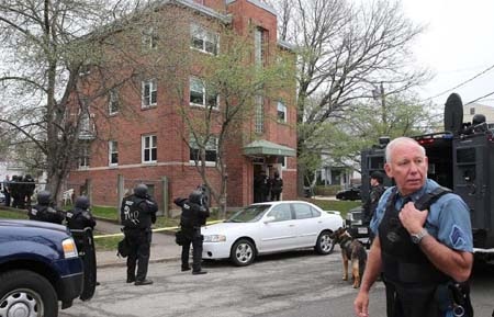 Từng tòa nhà bị lục soát tìm nghi phạm