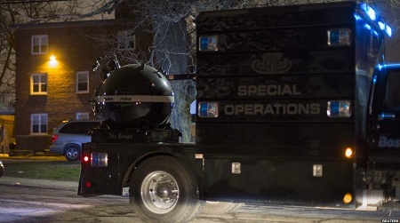 Xe của đội rà phá bom mìn cũng được điều tới