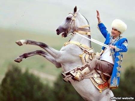 Tổng thống Turkmenistan thắng hơn 200 tỷ đồng từ đua ngựa - 1 Ông Berdymukhamedov nổi tiếng là người đam mê đua ngựa