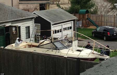 Chiếc thuyền bị hư hại nhẹ sau khi lựu đạn nổ