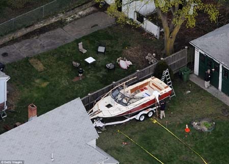 Nghi phạm bị bắt và được đưa đi cấp cứu trong tình trạng mất máu nặng