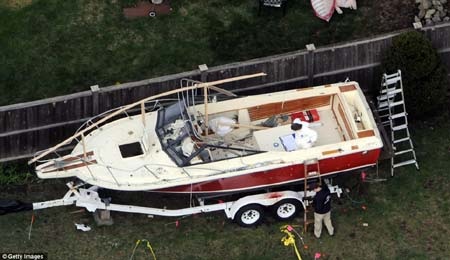 Nghi phạm bị bắt và được đưa đi cấp cứu trong tình trạng mất máu nặng