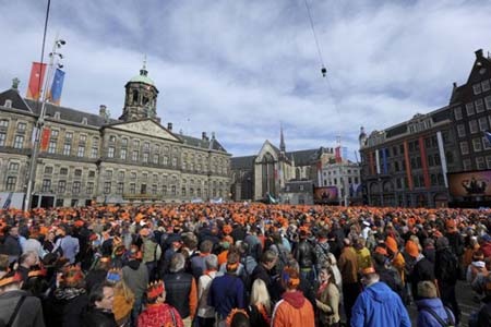 Trước cung điện hoàng gia đông nghẹt người