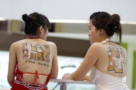 Bản vẽ dự án được trình bày trên lưng người mẫu