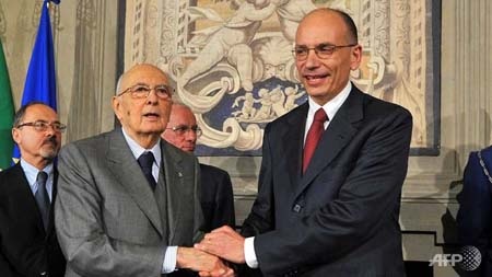 Italia ra mắt chính phủ mới sau 2 tháng bế tắc - 1 Tổng thống Italia Napolitano (phải) bắt tay thủ tướng Enrico Letta