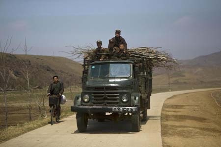 Ngoài canh tác, họ còn phải đi nhặt củi đun