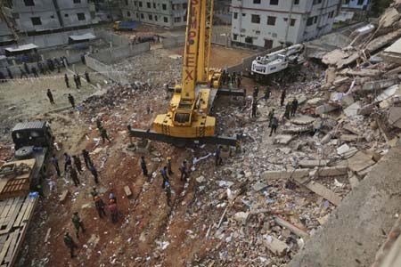Bangladesh: Bắt chủ công trình bị sập, hơn 375 người đã chết - 1 Nhiều máy móc đã được điều tới hiện trường vụ sập nhà